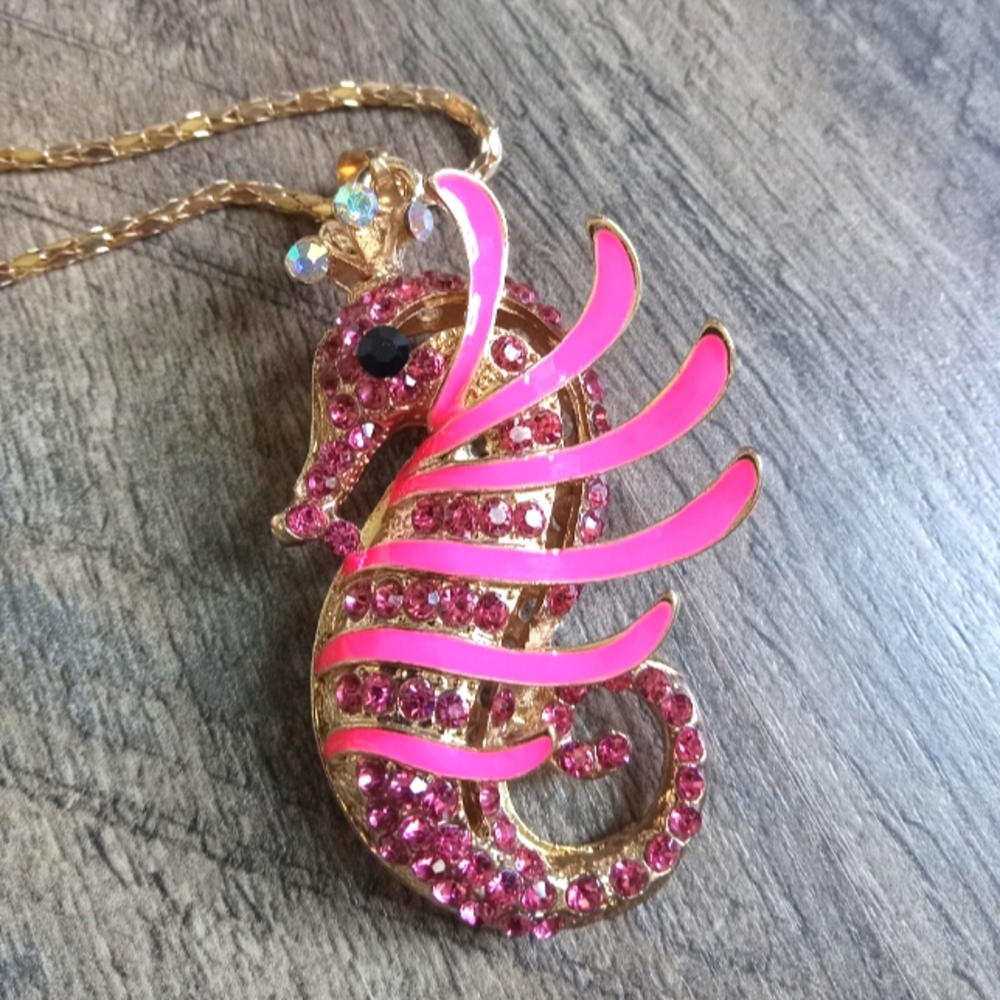 NEW BETSEY JOHNSON PINK CRYSTAL & ENAMEL CROWNED SEAHORSE GLAM PENDANT NECKLACE
